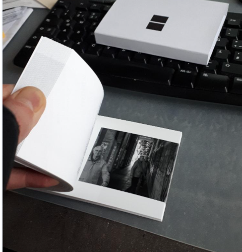Flip-Book: Ein ausreichender Abstand der Bilder von der Bindung ist wichtig. Im Hintergrund die Einschiebehülle.